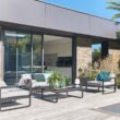 Maison d'architecte moderne ornée de parement GAIA avec terrasse en bois et piscine creusée