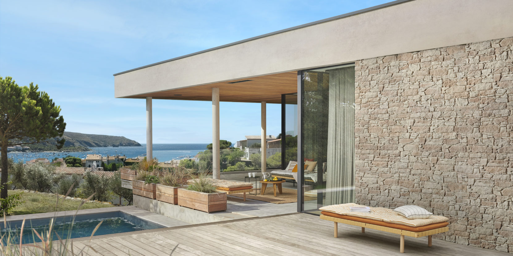 Façade de maison en parement Tertus à côté d'une terrasse en bois et d'une piscine creusée, à proximité d'une plage.