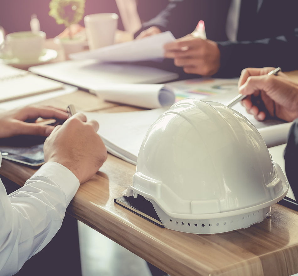 Architecte et hommes d'affaires planifie des travaux