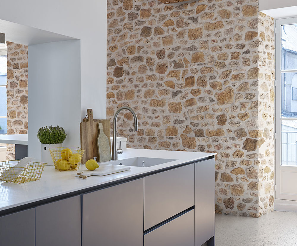 Cuisine avec mur en parement Meulière ton ocre brun