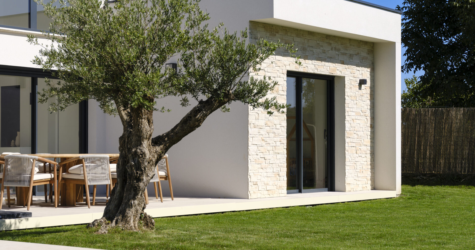 Maison moderne façade en parement en pierre ORSOL collection CUBIK ton naturel