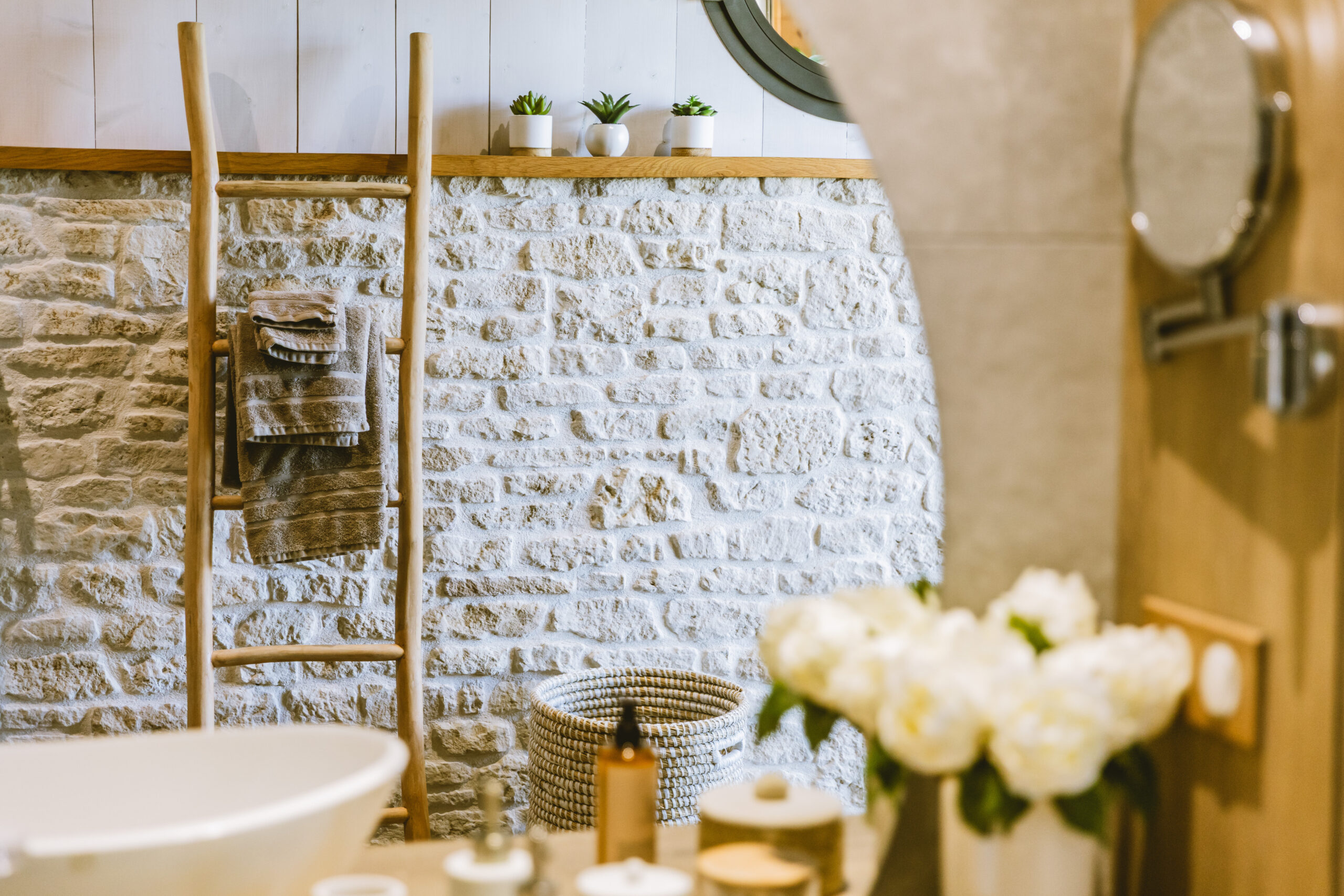 Petite salle de bain avec double évier et mur recouvert de revêtement Rocky Mountain ton anthracite
